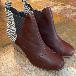 NWT toms Kelsey wedge boot size 8.5 brown leather and tiger print